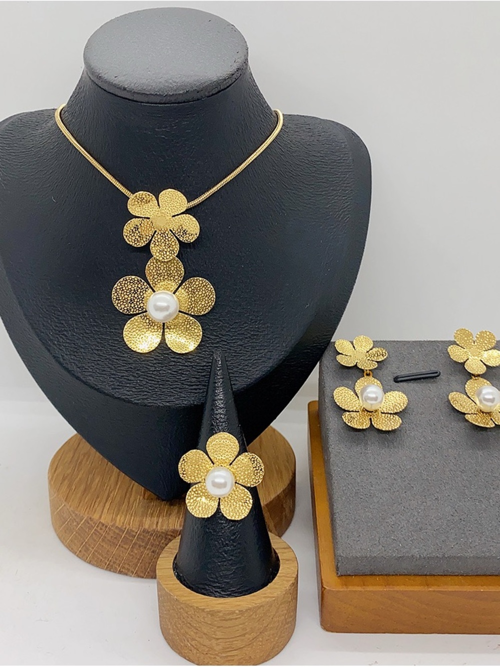Elegant Gold Flower Pearl Necklace and Earring Set